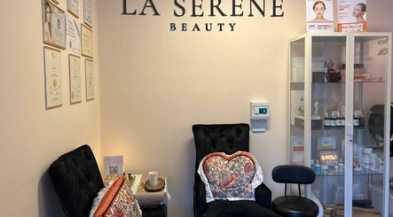 La Serene Beauty放松的等待区，设有舒适沙发，位于Meadowbank, New South Wales, AU。