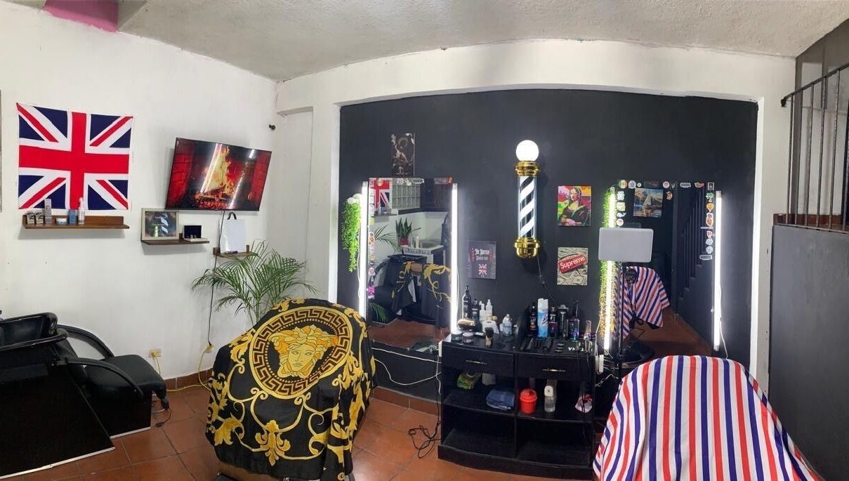 Interior de The British Barber Studio en Jocotenango, Sacatepéquez, GT, destacando su elegante diseño y decoración británica.