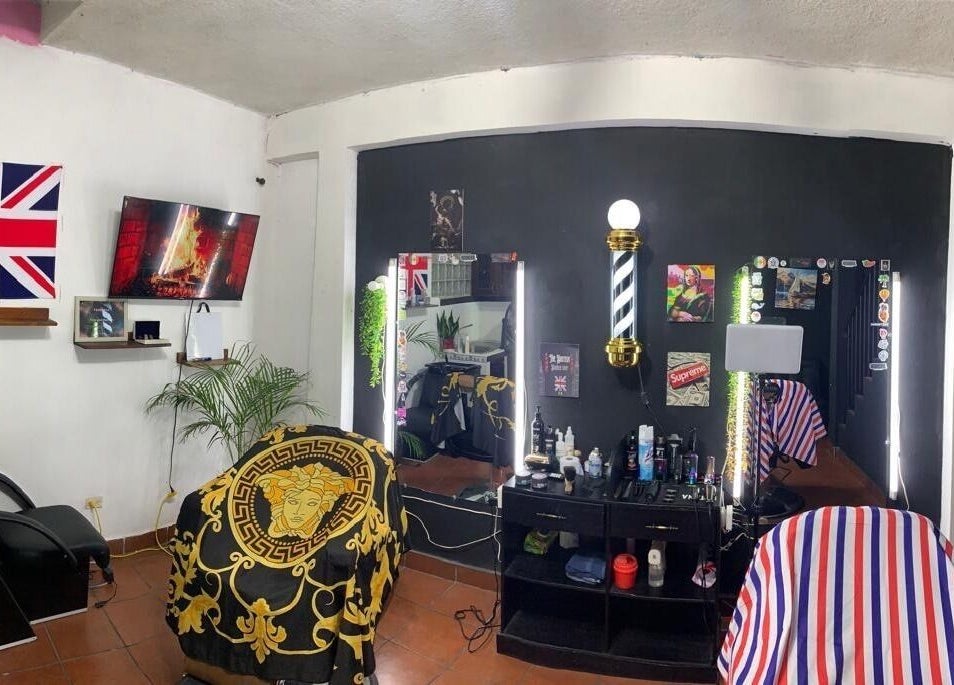 Interior de The British Barber Studio en Jocotenango, Sacatepéquez, GT, destacando su elegante diseño y decoración británica.