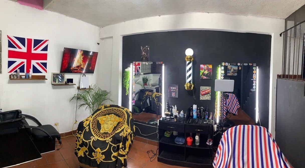 Interior de The British Barber Studio en Jocotenango, Sacatepéquez, GT con decoración británica y moderna.