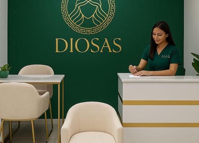 Recepcionista en Diosas Studio Spa, Bucaramanga, Santander, CO, en un ambiente sofisticado y acogedor.