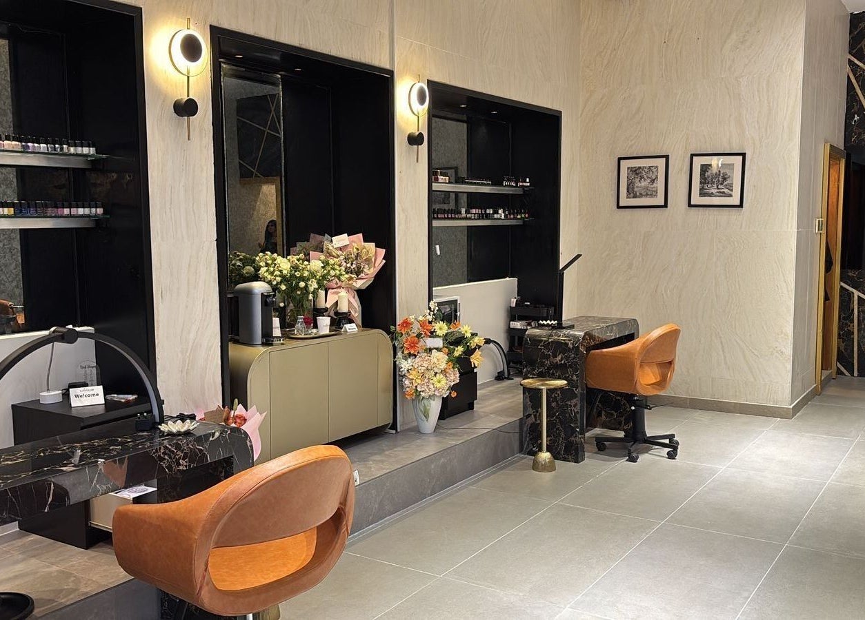 Chic interior of Rawan Star Salon in Jeddah, Makkah Province, SA showcasing elegant workstations and decor.