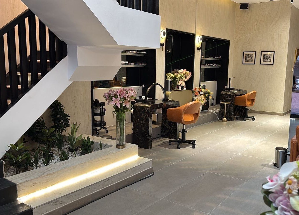 Sophisticated interior of Rawan Star Salon in Jeddah, Makkah Province, SA, featuring chic decor and stylish seating.
