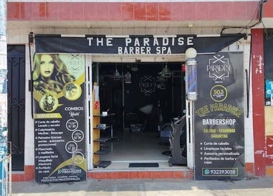 Fachada de The Paradise BarberSpa en Independencia, Provincia De Lima, PE con carteles de servicios destacados.