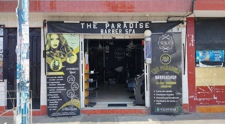 Fachada de The Paradise BarberSpa en Independencia, Provincia De Lima, PE con carteles de servicios destacados.