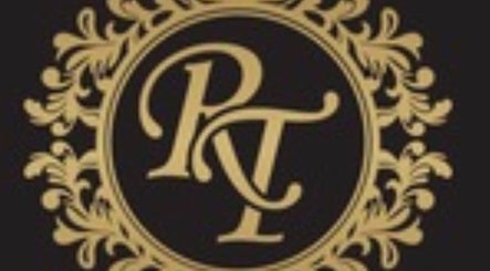 Logotipo ornamentado do Rt cabeleireiro II em Braga, Braga, PT, em fundo preto.