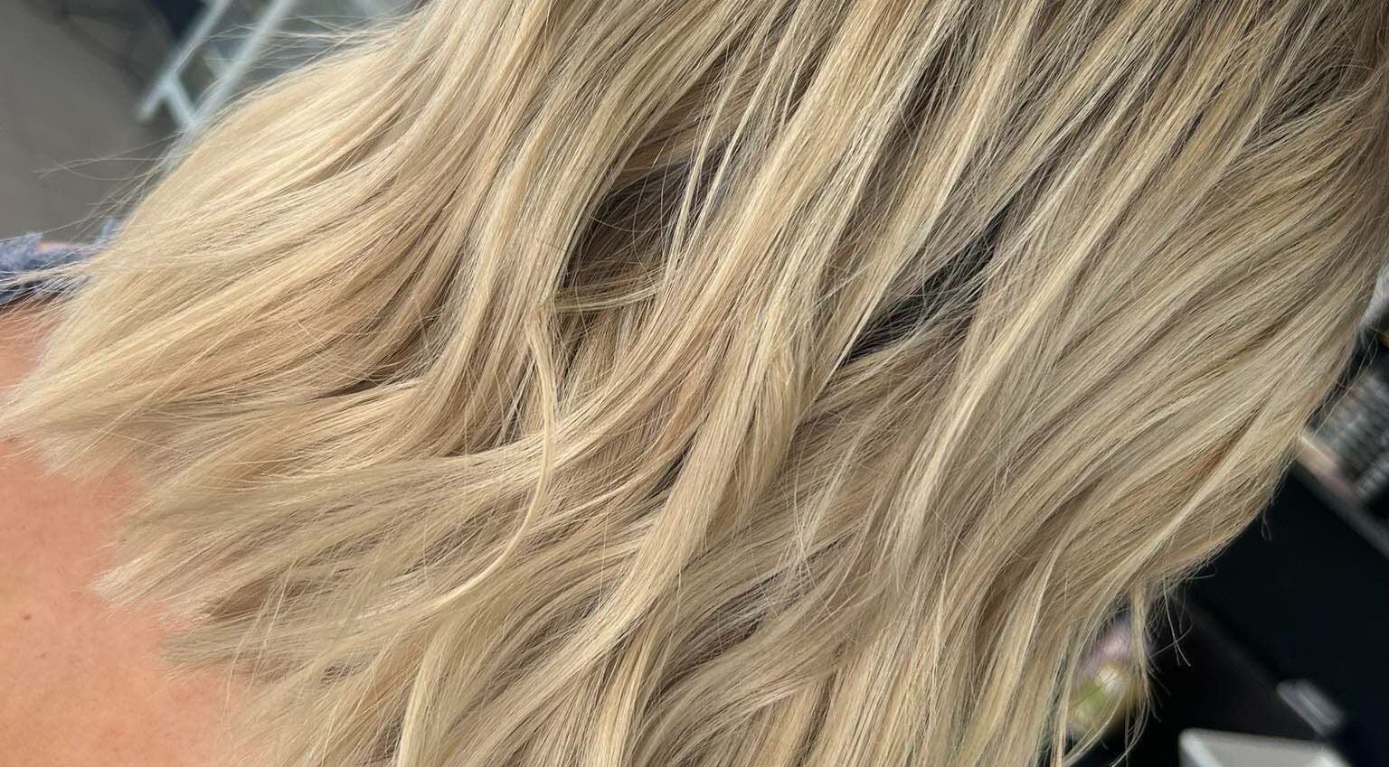 Loiro radiante em Rt cabeleireiro II em Braga, Braga, PT, destacando-se pela textura suave.