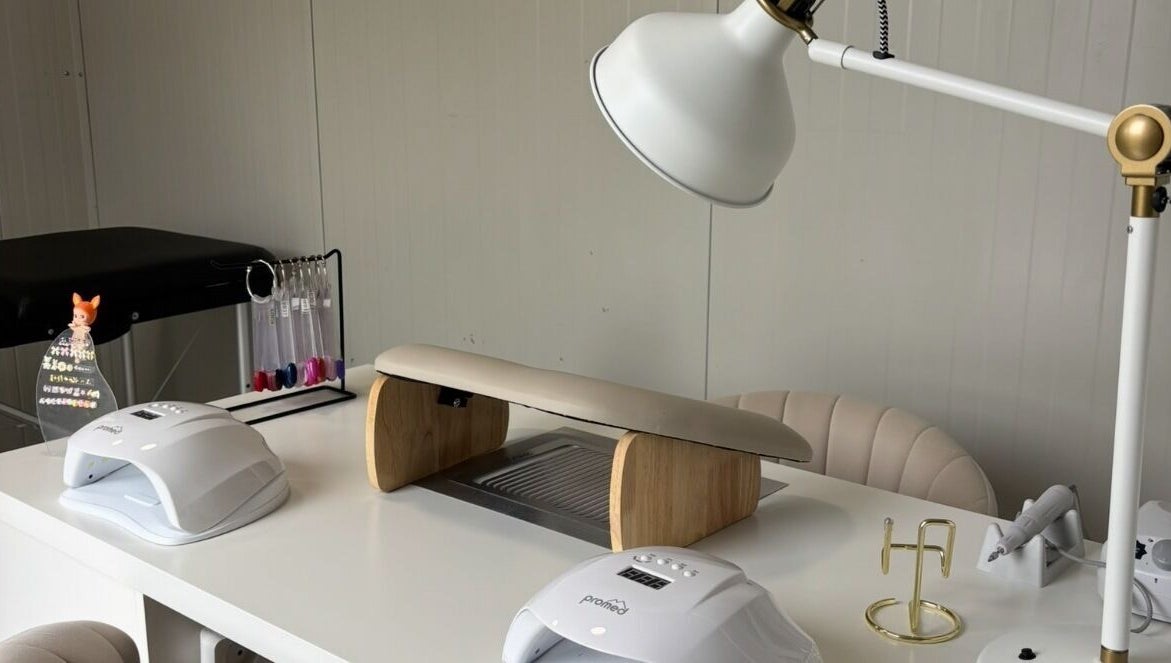 Station de manucure moderne à Ongle.beautyz, Saint-chamas, Provence-alpes-côte D'azur, FR, équipée pour soins ongles.