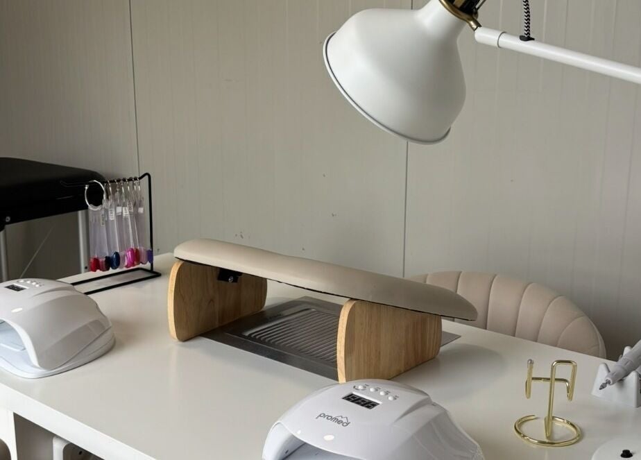 Station de manucure moderne à Ongle.beautyz, Saint-chamas, Provence-alpes-côte D'azur, FR, équipée pour soins ongles.