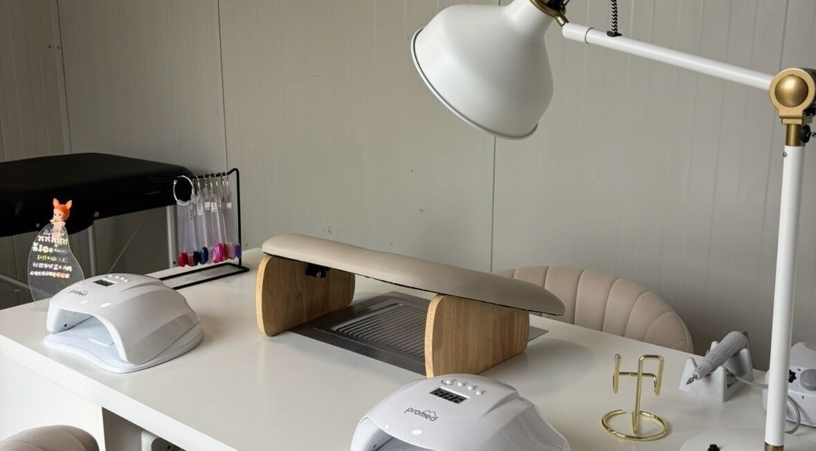 Station de manucure moderne à Ongle.beautyz, Saint-chamas, Provence-alpes-côte D'azur, FR, équipée pour soins ongles.