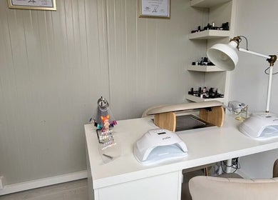 Table de manucure moderne chez Ongle.beautyz, Saint-chamas, Provence-alpes-côte D'azur, FR.