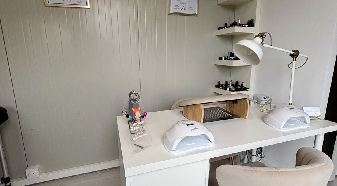 Table de manucure moderne chez Ongle.beautyz, Saint-chamas, Provence-alpes-côte D'azur, FR.