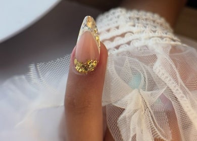 Nail art doré élégant chez Ongle.beautyz, Saint-chamas, Provence-alpes-côte D'azur, FR.