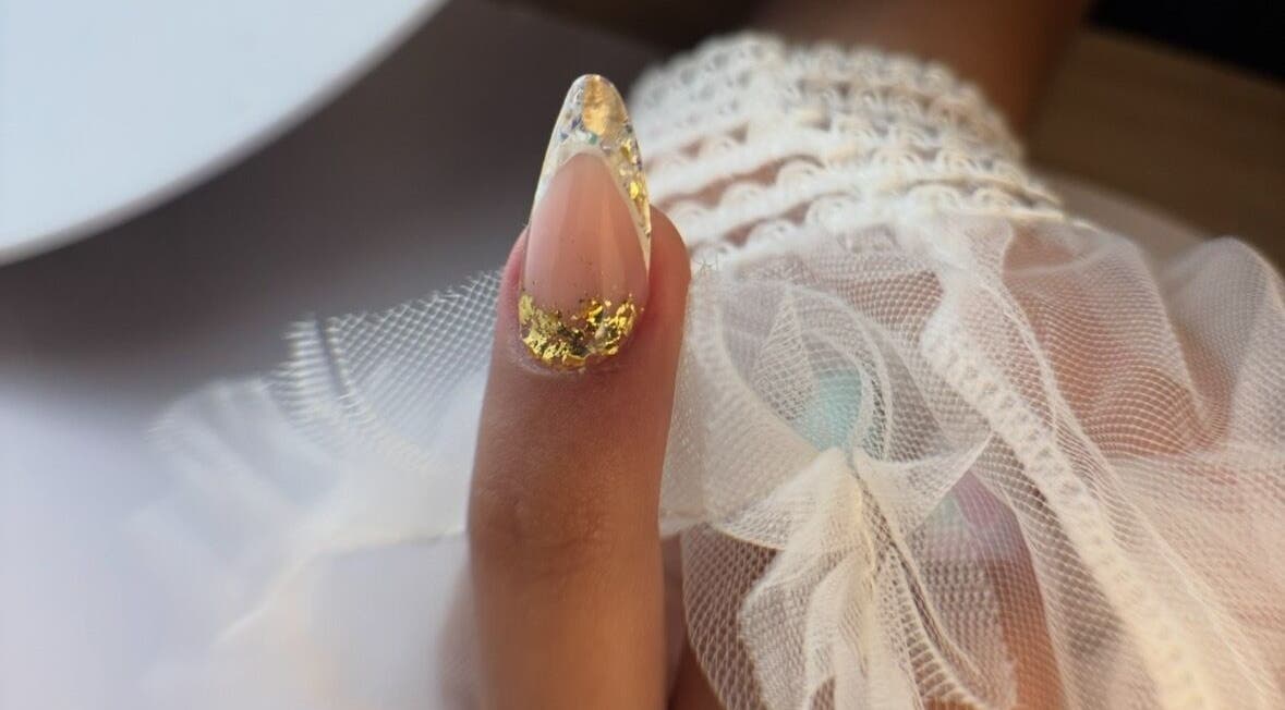 Nail art doré élégant chez Ongle.beautyz, Saint-chamas, Provence-alpes-côte D'azur, FR.