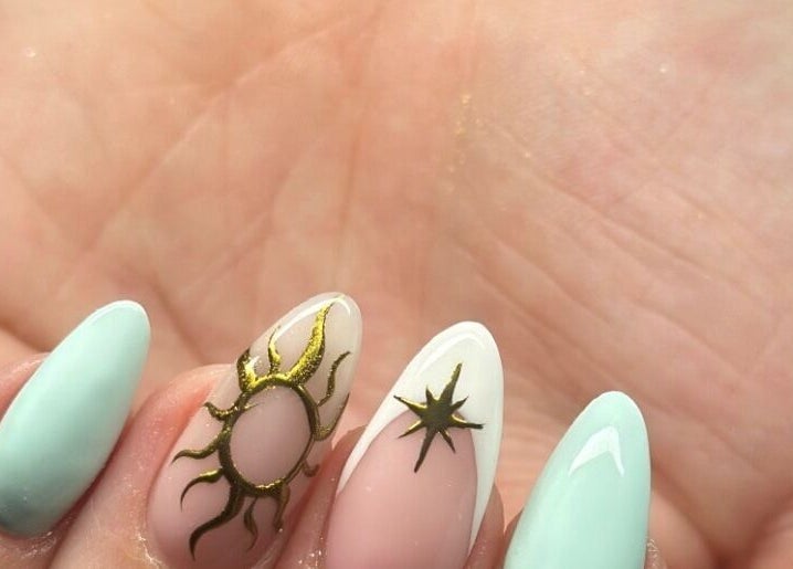 Design ongle artistique à ByMs_Naiils, Guérande, Pays De La Loire, FR. Motif soleil et étoile.