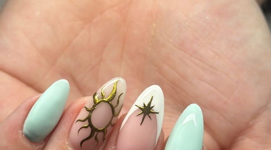 Design ongle artistique à ByMs_Naiils, Guérande, Pays De La Loire, FR. Motif soleil et étoile.