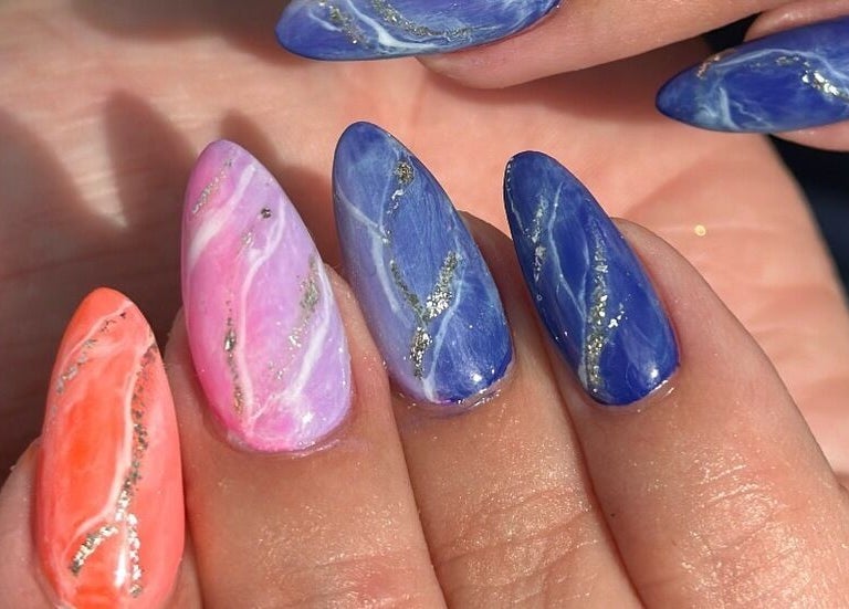 Ongles marbrés colorés chez ByMs_Naiils à Guérande, Pays De La Loire, FR.