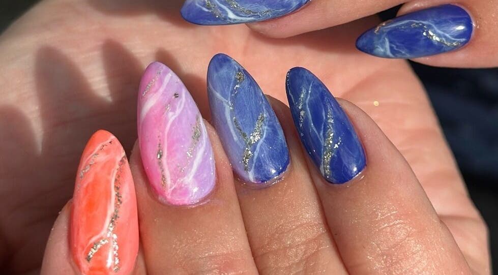 Ongles marbrés colorés chez ByMs_Naiils à Guérande, Pays De La Loire, FR.