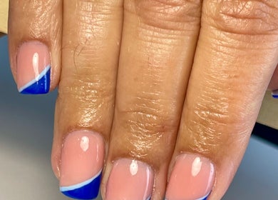Manucure moderne avec détails bleus chez esth_by_candice, Saivres, Nouvelle-aquitaine, FR.