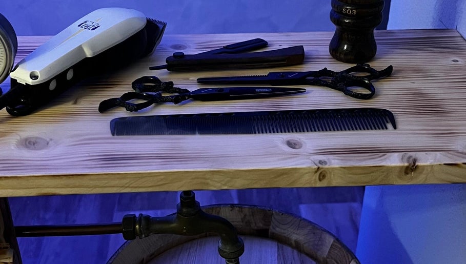 Strumenti per capelli su tavolo in legno presso Errenne Hair Evo, Tricarico, Basilicata, IT.