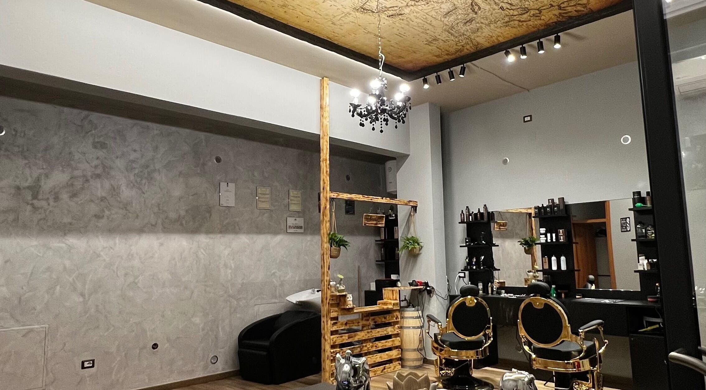 Interno moderno di Errenne Hair Evo a Tricarico, Basilicata, IT con sedie eleganti e design elegante.