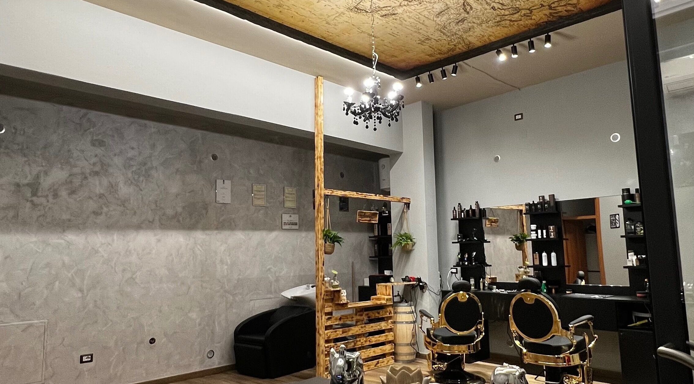 Interno moderno di Errenne Hair Evo a Tricarico, Basilicata, IT con sedie eleganti e design elegante.