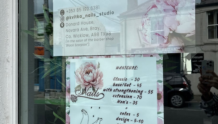 Контактні деталі Kvitka Nails Studio в Брей, графство Віклоу, Ірландія на вікні салону.