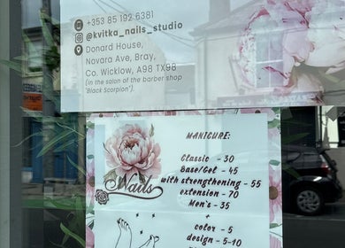 Контактні деталі Kvitka Nails Studio в Брей, графство Віклоу, Ірландія на вікні салону.