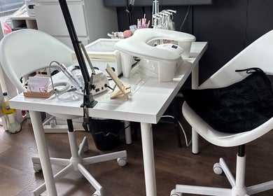 Манікюрний стіл в Kvitka Nails Studio в Бреї, графство Віклов, Ірландія з сучасним оснащенням.