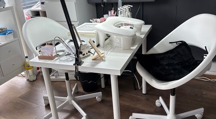 Манікюрний стіл в Kvitka Nails Studio в Бреї, графство Віклов, Ірландія з сучасним оснащенням.