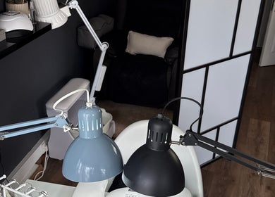Стильний інтер'єр Kvitka Nails Studio у Bray, County Wicklow, IE з сучасним освітленням.