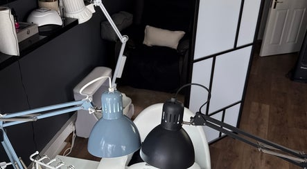 Стильний інтер'єр Kvitka Nails Studio у Bray, County Wicklow, IE з сучасним освітленням.
