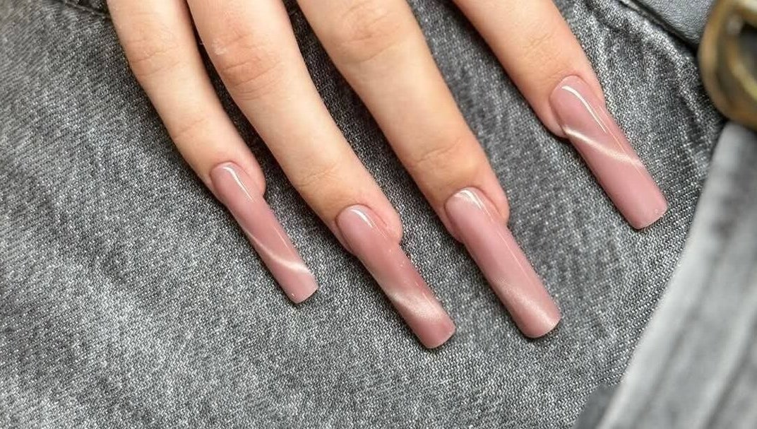 Розовые ногти на фоне серой ткани в NB Lena Ivanova, Щецин, Польша. Современный дизайн и стиль.