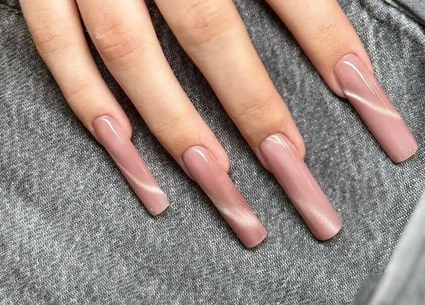 Розовые ногти на фоне серой ткани в NB Lena Ivanova, Щецин, Польша. Современный дизайн и стиль.