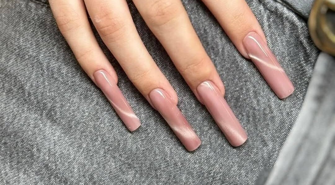 Розовые ногти на фоне серой ткани в NB Lena Ivanova, Щецин, Польша. Современный дизайн и стиль.