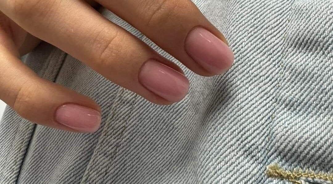 Элегантный розовый маникюр в NB Lena Ivanova, Щецин, Польша, PL.