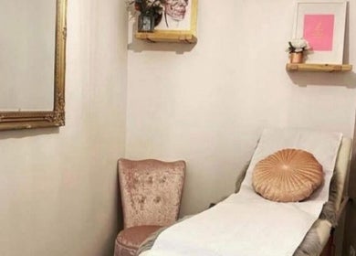 Relaxing therapy room at Harry’s Cutz, Kingsbury, England, GB, with elegant decor and comfortable seating.