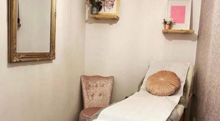 Relaxing therapy room at Harry’s Cutz, Kingsbury, England, GB, with elegant decor and comfortable seating.