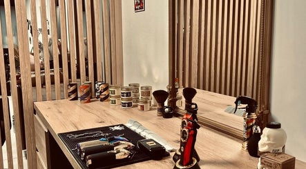 Espace élégant de CL beautélys à Sète, Occitanie, FR avec produits de soins capillaires.