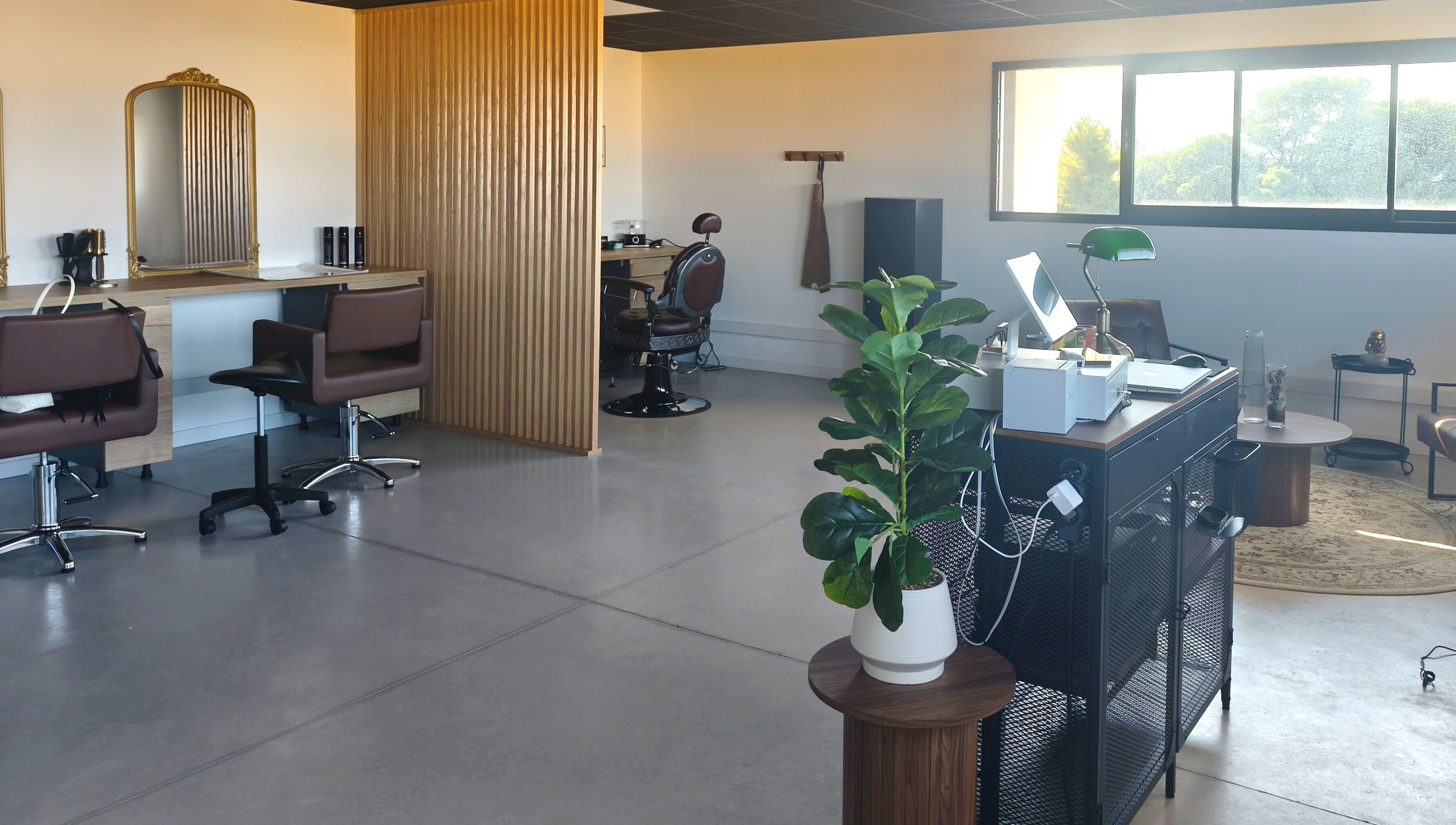 Intérieur de CL beautélys à Sète, Occitanie, FR, avec fauteuils et miroirs élégants.