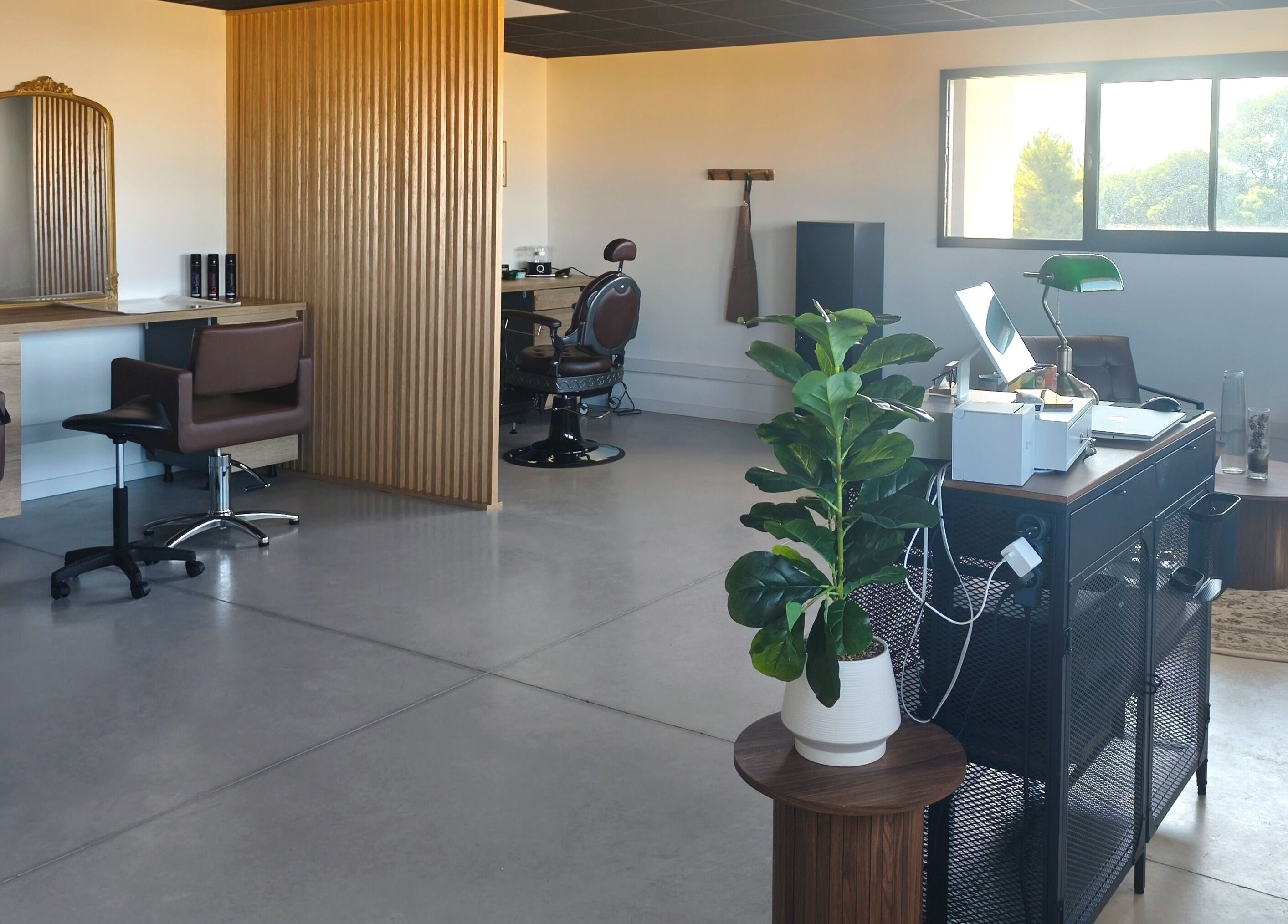 Intérieur de CL beautélys à Sète, Occitanie, FR, avec fauteuils et miroirs élégants.