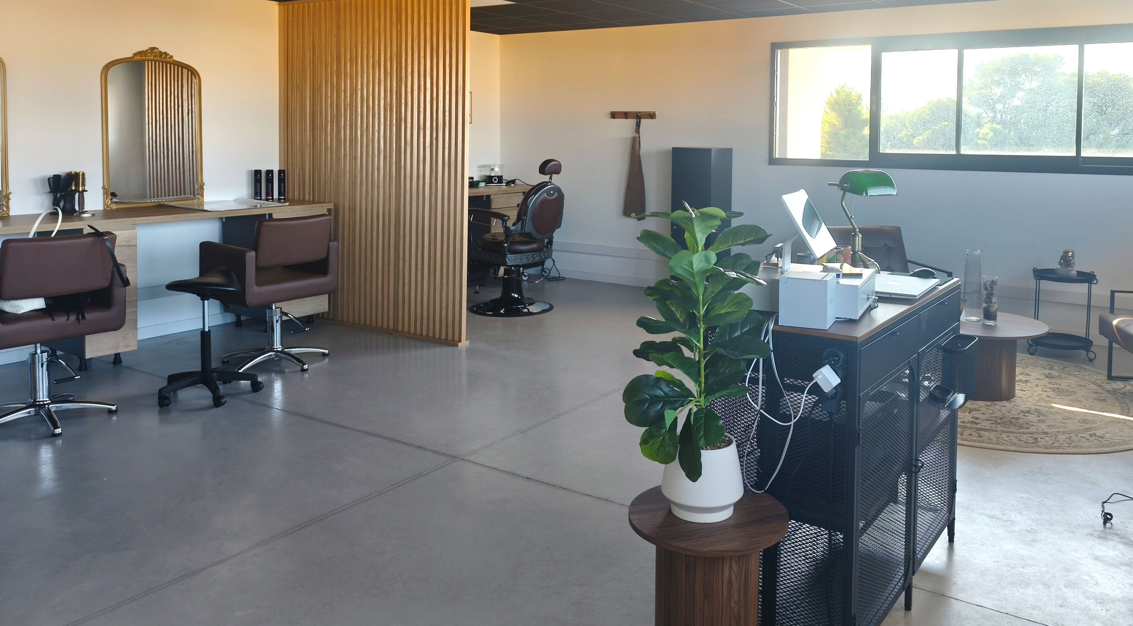 Intérieur de CL beautélys à Sète, Occitanie, FR, avec fauteuils et miroirs élégants.