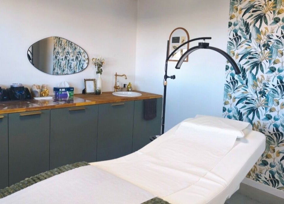 Salle de soin élégante chez CL beautélys, Sète, Occitanie, FR avec décor tropical et mobilier moderne.