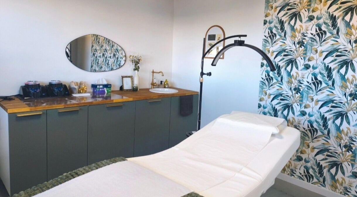 Salle de soin élégante chez CL beautélys, Sète, Occitanie, FR avec décor tropical et mobilier moderne.