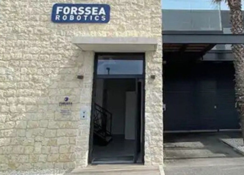 Entrée de CL beautélys à Sète, Occitanie, FR, avec mur en pierre et porte vitrée.