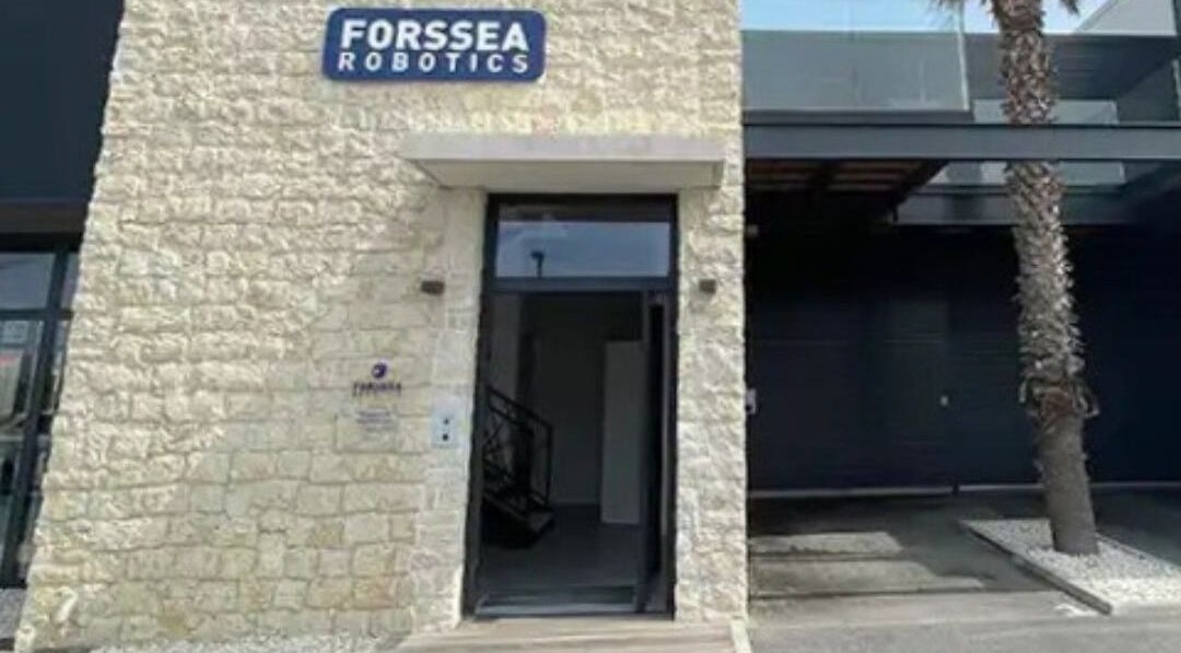 Entrée de CL beautélys à Sète, Occitanie, FR, avec mur en pierre et porte vitrée.