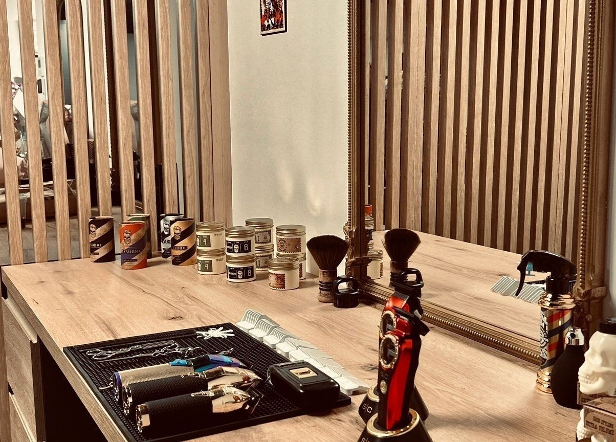 Salon de coiffure artisanal à CL beautélys, Sète, Occitanie, FR. Équipements professionnels et produits capillaires.