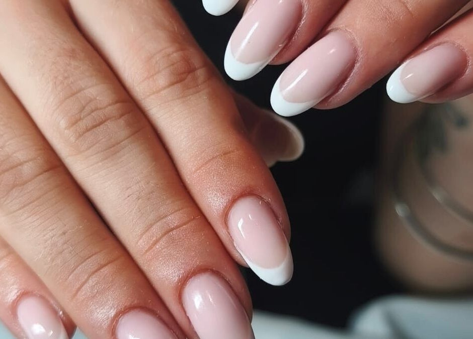 Manucure française élégante à CL beautélys, Sète, Occitanie, FR avec des ongles parfaitement polis.