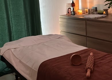 Salle de massage apaisante à Bella Luna, Quimper, Bretagne, FR avec table de soin et éclairage tamisé.
