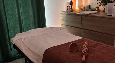 Salle de massage apaisante à Bella Luna, Quimper, Bretagne, FR avec table de soin et éclairage tamisé.